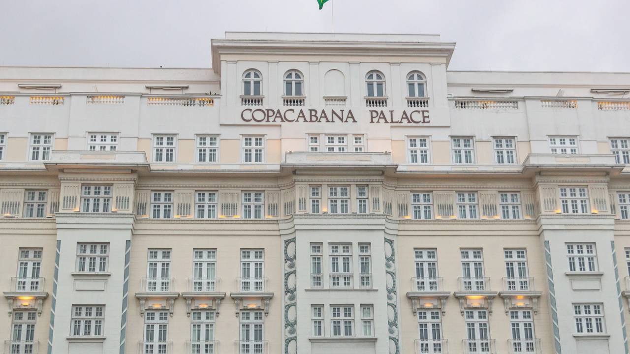 Com sua imponente fachada branca e quase 100 anos de história, o hotel virou o maior símbolo do glamour e da hotelaria de luxo no Brasil