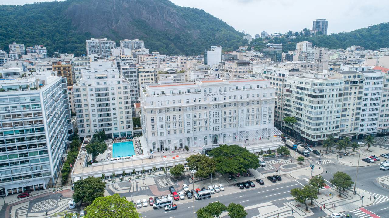 Com sua imponente fachada branca e quase 100 anos de história, o hotel virou o maior símbolo do glamour e da hotelaria de luxo no Brasil