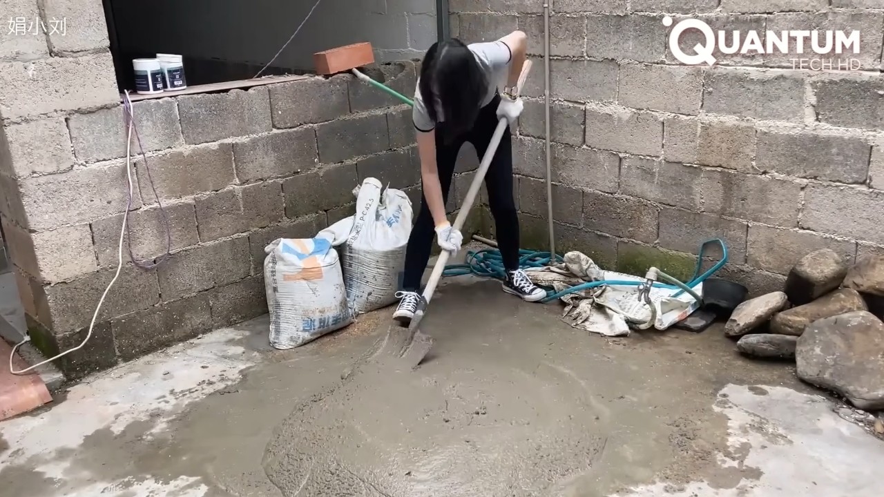 Ela reformou sozinha uma casa antiga e pequena com materiais reaproveitados e criou um espaço funcional e inspirador