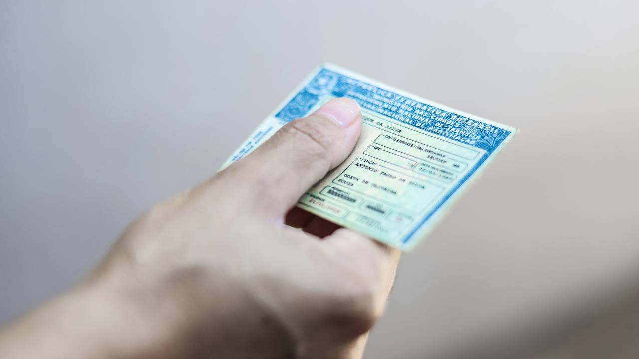 Motoristas das categorias C, D e E enfrentam novas regras com exame toxicológico obrigatório e multas altas