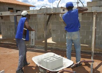 Planejar a casa própria exige precisão nos números para não estourar o orçamento no meio da obra - Créditos: depositphotos.com / casadaphoto