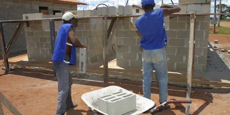 Planejar a casa própria exige precisão nos números para não estourar o orçamento no meio da obra - Créditos: depositphotos.com / casadaphoto