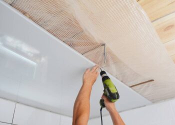 Escolher o acabamento do teto é uma das etapas que mais geram dúvidas em quem constrói ou reforma uma casa popular - Créditos: depositphotos.com / thefutureis