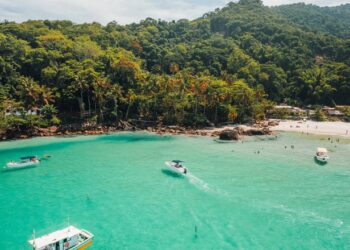 Ilha Grande brilha como o primeiro patrimônio misto da UNESCO e o paraíso sem carros do Rio // Créditos: depositphotos.com / hello@peterorsel.com