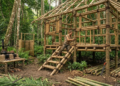Casa de bambu construída em 45 dias na floresta com cozinha, fogão de barro e chuveiro
