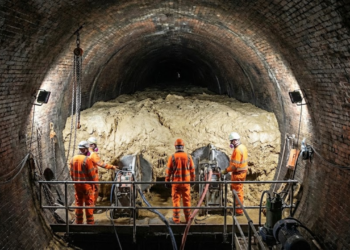 Gigantesco bloco de gordura retirado do esgoto de Londres revela impacto do descarte urbano
