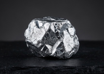 Trem de cremalheira leva visitantes por paisagens alpinas até neve e cachoeiras em rápida ascensão