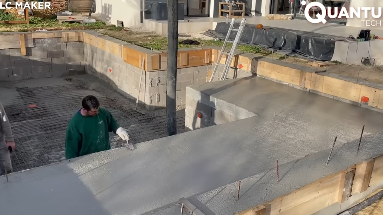 Quintal construído com piscina ampla e deck de madeira que traz conforto e estética