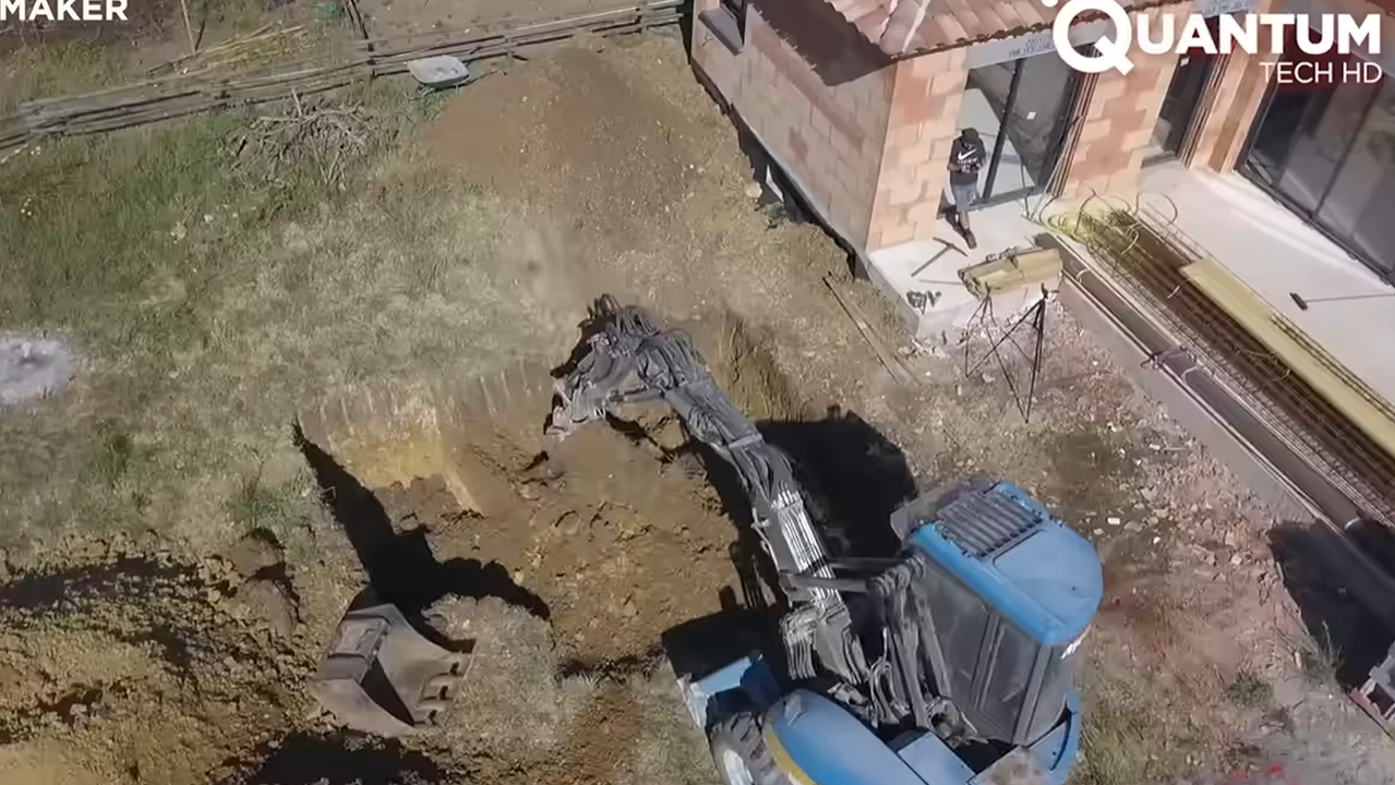 Quintal construído com piscina ampla e deck de madeira que traz conforto e estética - Foto: @QuantumTech / Youtube