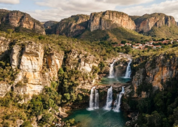 Cerca de 400 moradores, esse vilarejo tem um complexo de oito cachoeiras e encanta o Brasil com seus paredões de quartzito de 45 metros