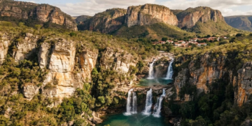 Cerca de 400 moradores, esse vilarejo tem um complexo de oito cachoeiras e encanta o Brasil com seus paredões de quartzito de 45 metros