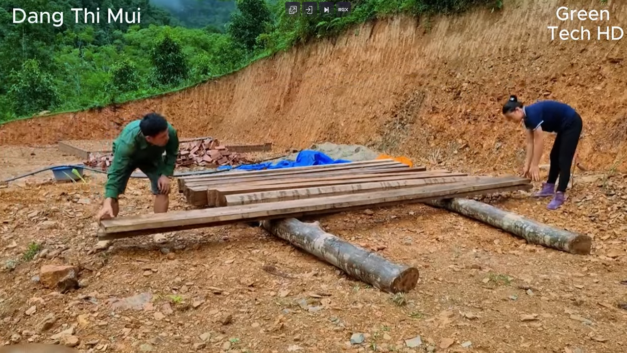Construção feita por um jovem casal de casa dos sonhos em dois andares na natureza