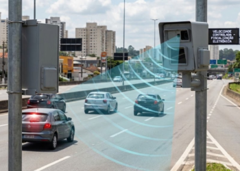 Com ondas eletromagnéticas que varrem 100 metros de pista, o novo radar de transito está funcionando em 2026 e identifica quem freia em cima da hora