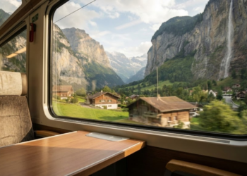 Trajeto de trem de 40 minutos entre vilas com florestas, cachoeiras e vistas cinematográficas
