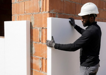 Sistema com placas de isopor que isola temperatura e ruídos, criando conforto interno