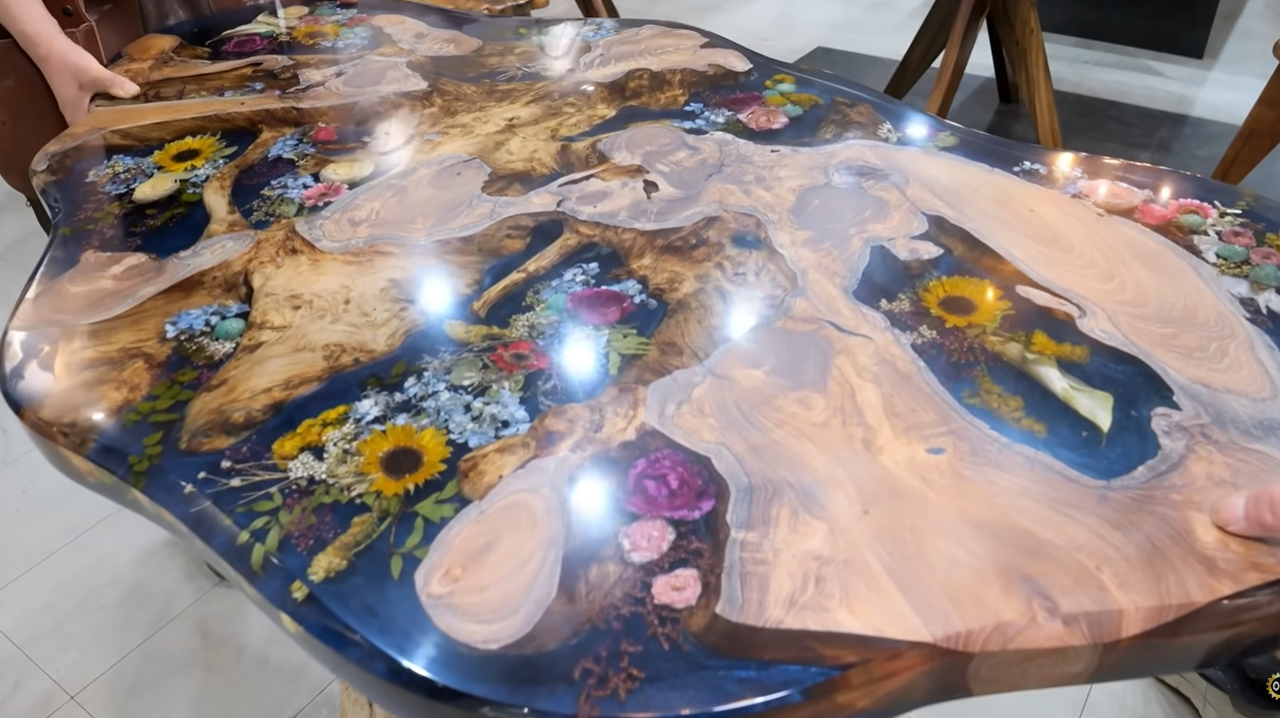 Mesa artesanal inspirada na estética coreana, unindo madeira bruta, resina e flores naturais