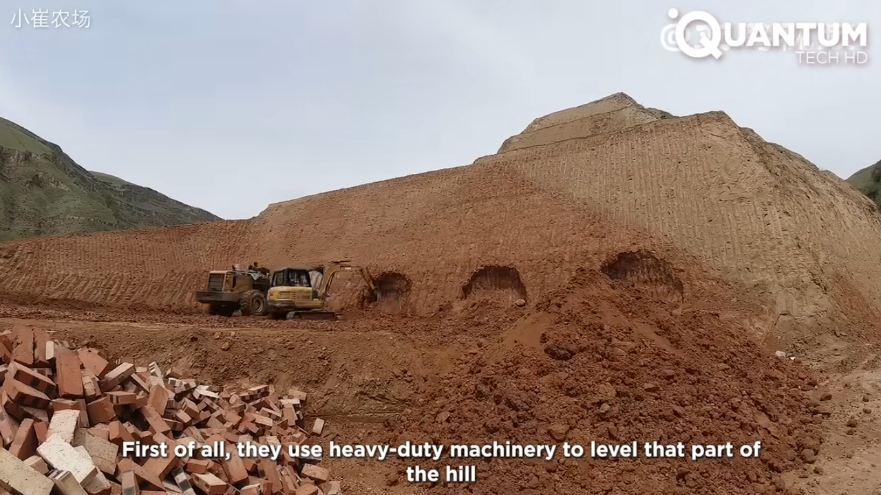 Homem constrói casa dentro de uma montanha e cria fazenda autossuficiente integrada à natureza
