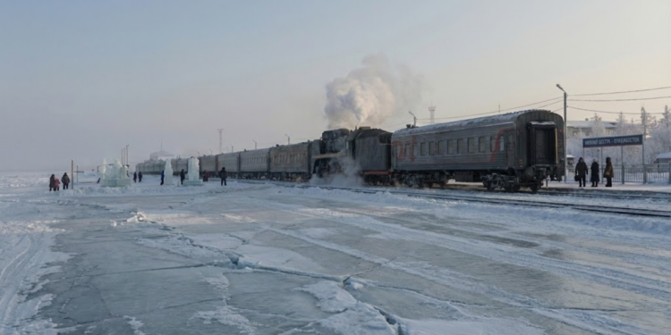 Embarque na viagem de 65 horas de trem onde as temperaturas podem chegar a -40ºC e o trajeto revela paisagens de gelo eteno que encantam os olhos de qualquer um