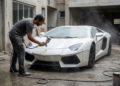 Projeto artesanal recria uma Lamborghini em casa após 250 dias com acabamento refinado e painel digital