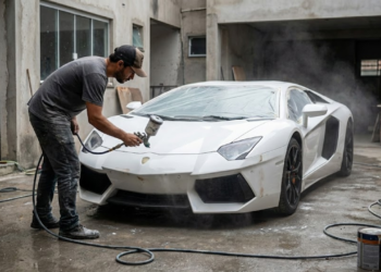 Projeto artesanal recria uma Lamborghini em casa após 250 dias com acabamento refinado e painel digital