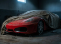Após anos abandonada em uma garagem, essa "fera" Italiana voltou a vida depois de uma drástica restauração pulsando o vermelho Ferrari