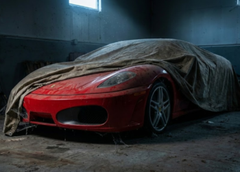 Após anos abandonada em uma garagem, essa "fera" Italiana voltou a vida depois de uma drástica restauração pulsando o vermelho Ferrari