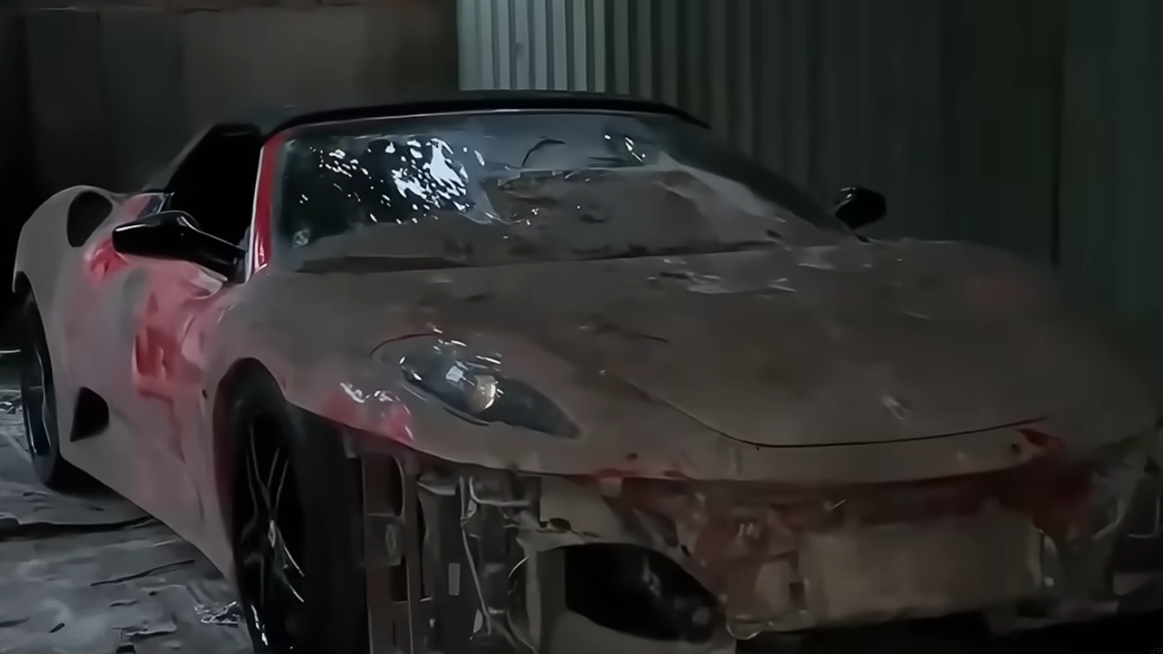 Superesportiva italiana restaurada após anos parada volta a exibir o icônico vermelho Ferrari