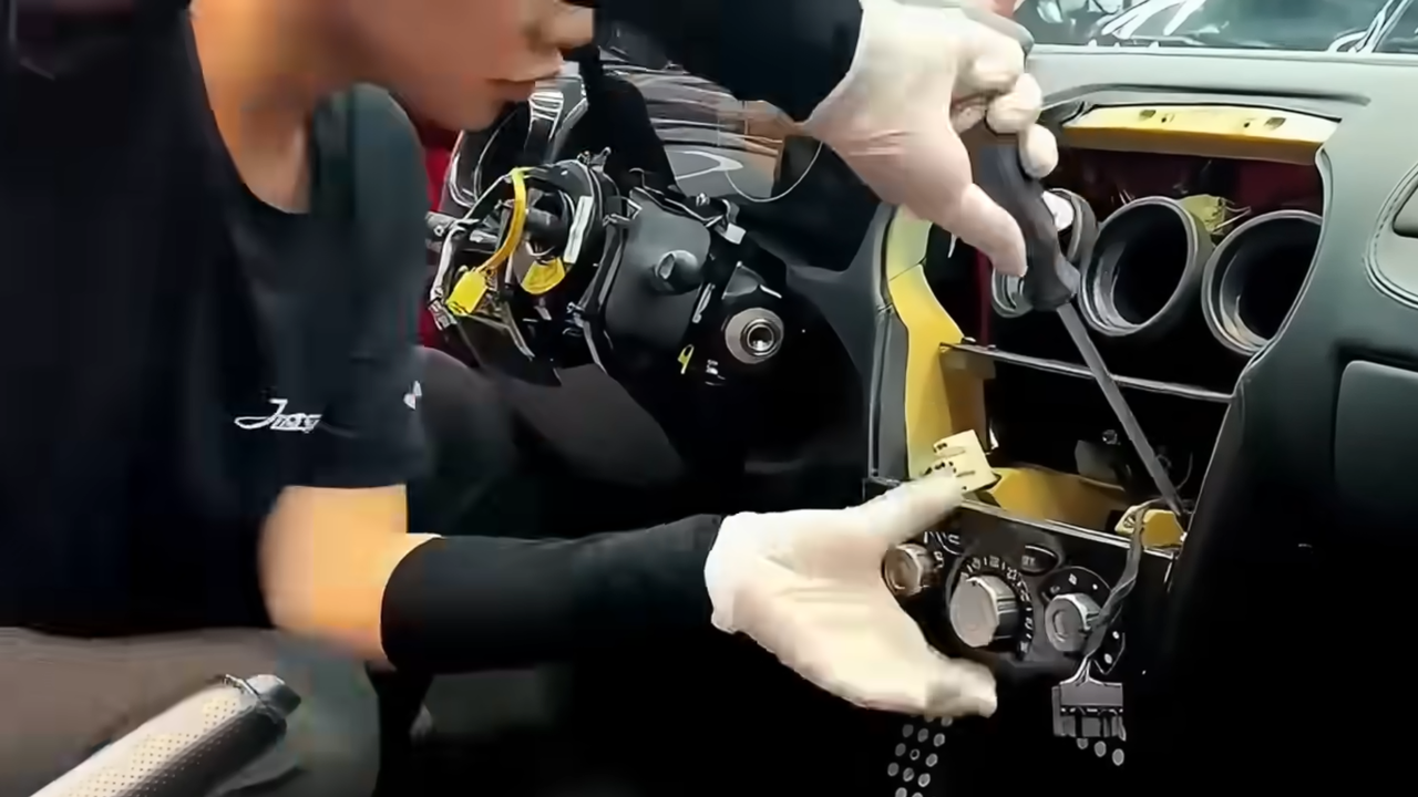 Superesportiva italiana restaurada após anos parada volta a exibir o icônico vermelho Ferrari