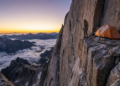 Escalada de 3.168 metros em montanha vertical termina com acampamento no topo e vista impressionante