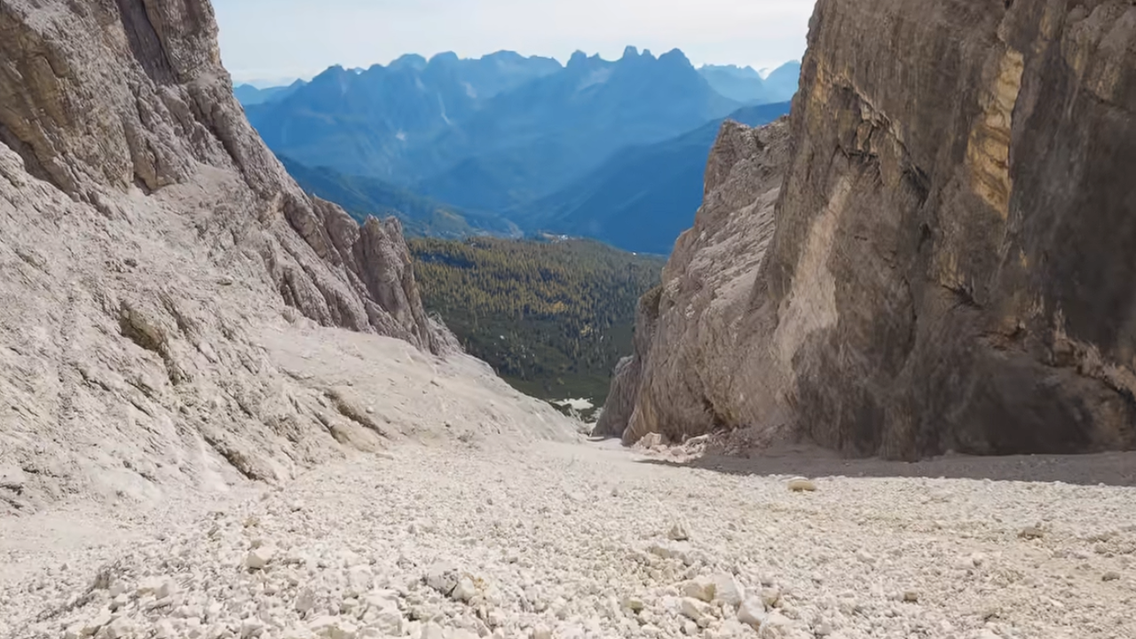 Escalada de 3.168 metros em montanha vertical termina com acampamento no topo e vista impressionante