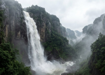 Cachoeira com quase 200 metros de altura se destaca em paisagem montanhosa de grande beleza