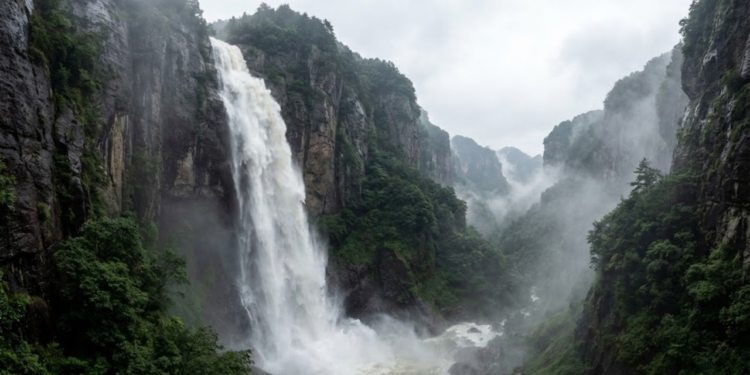 Cachoeira com quase 200 metros de altura se destaca em paisagem montanhosa de grande beleza