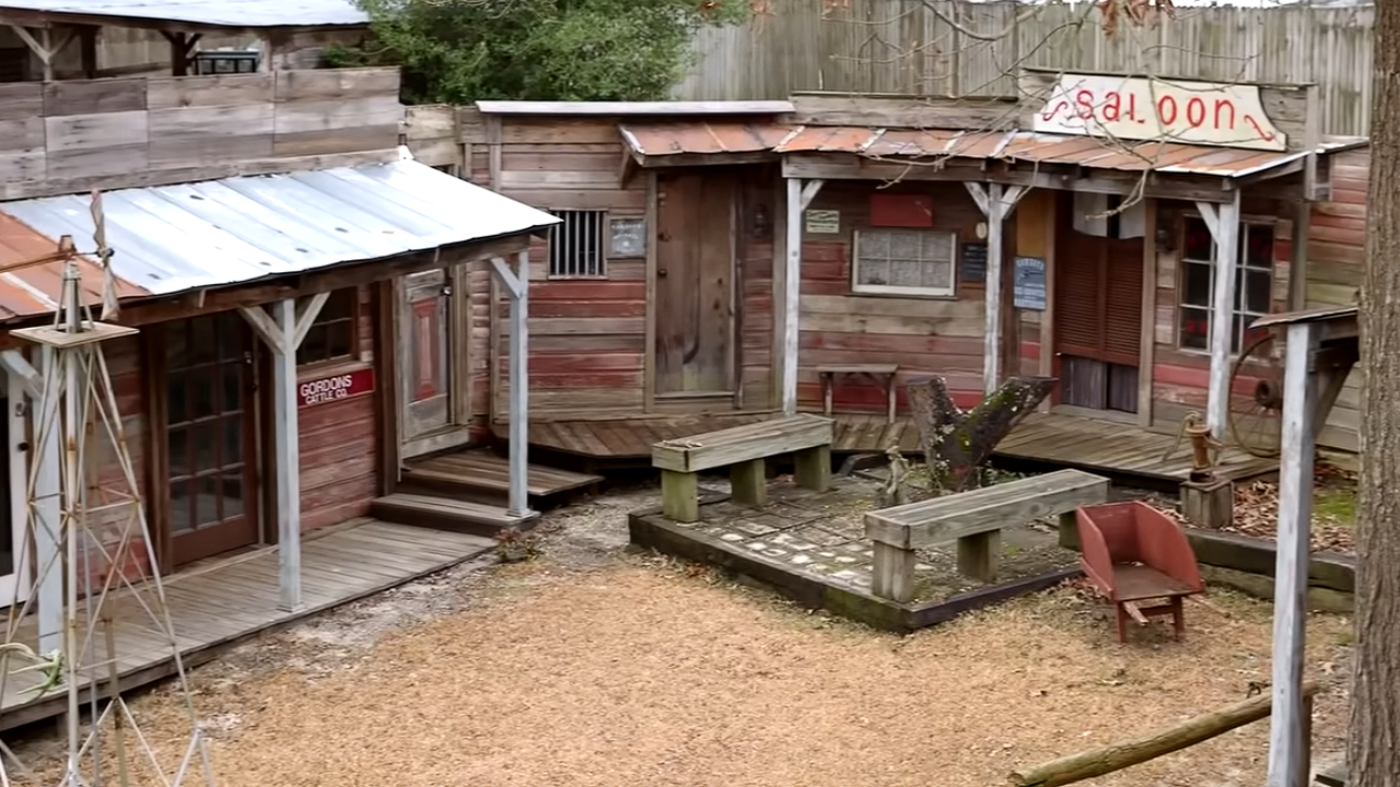 Projeto pessoal recria vila do Velho Oeste no quintal após mais de cinco anos