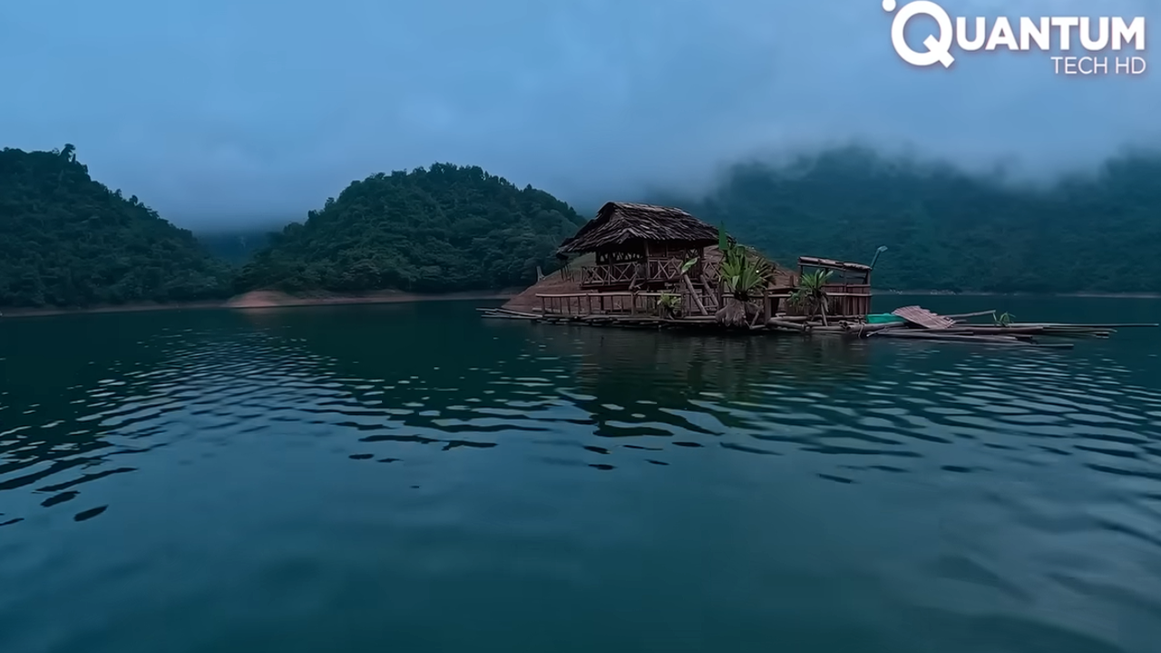 História de homem que se isola em um lago e cria uma vila flutuante autossuficiente