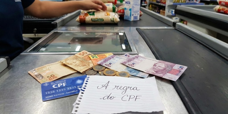 Ação de informar o CPF no caixa de supermercado para identificação do consumidor