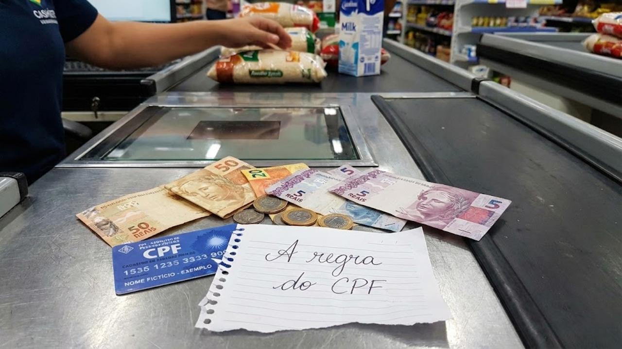 Ação de informar o CPF no caixa de supermercado para identificação do consumidor