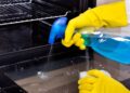 Se você quer saber como limpar forno elétrico de forma segura, removendo manchas difíceis sem riscar o material, este guia traz o passo a passo exato que preserva a vida útil do eletrodoméstico - Créditos: depositphotos.com / budabar