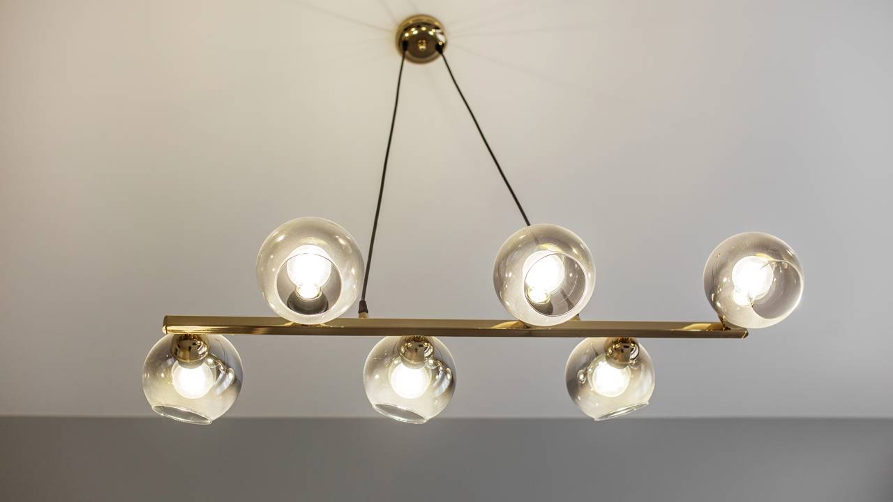 Com formas, luz e textura, luminária de teto assume papel de destaque e valoriza qualquer ambiente