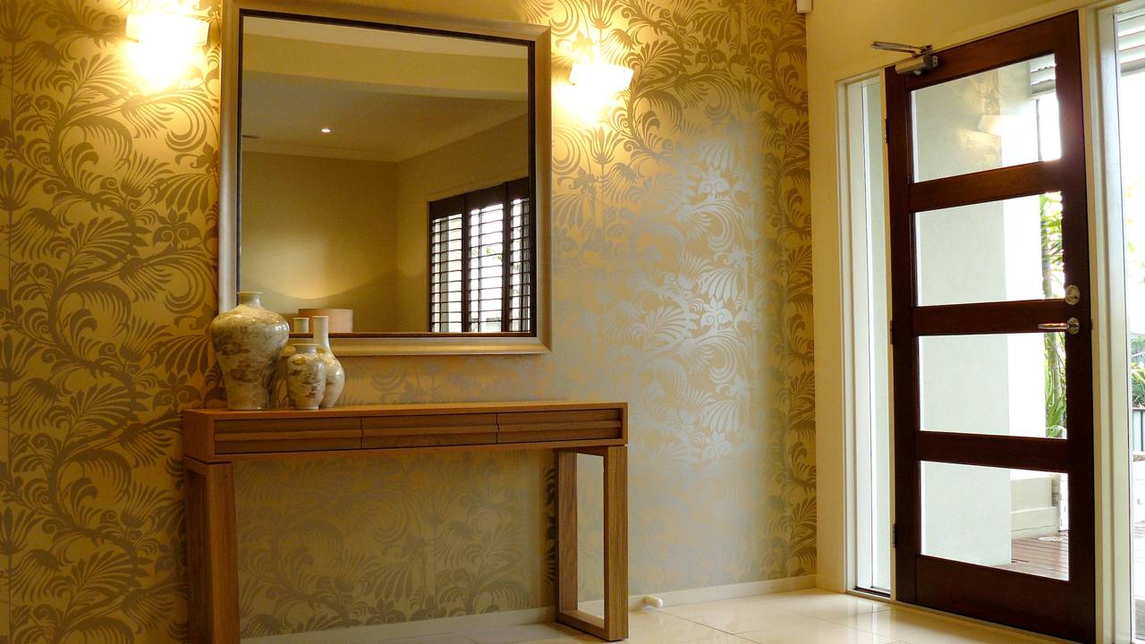 Usar espelhos na decoração pode ampliar visualmente salas e quartos pequenos