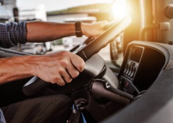 Motoristas das categorias C, D e E enfrentam novas regras com exame toxicológico obrigatório e multas altas