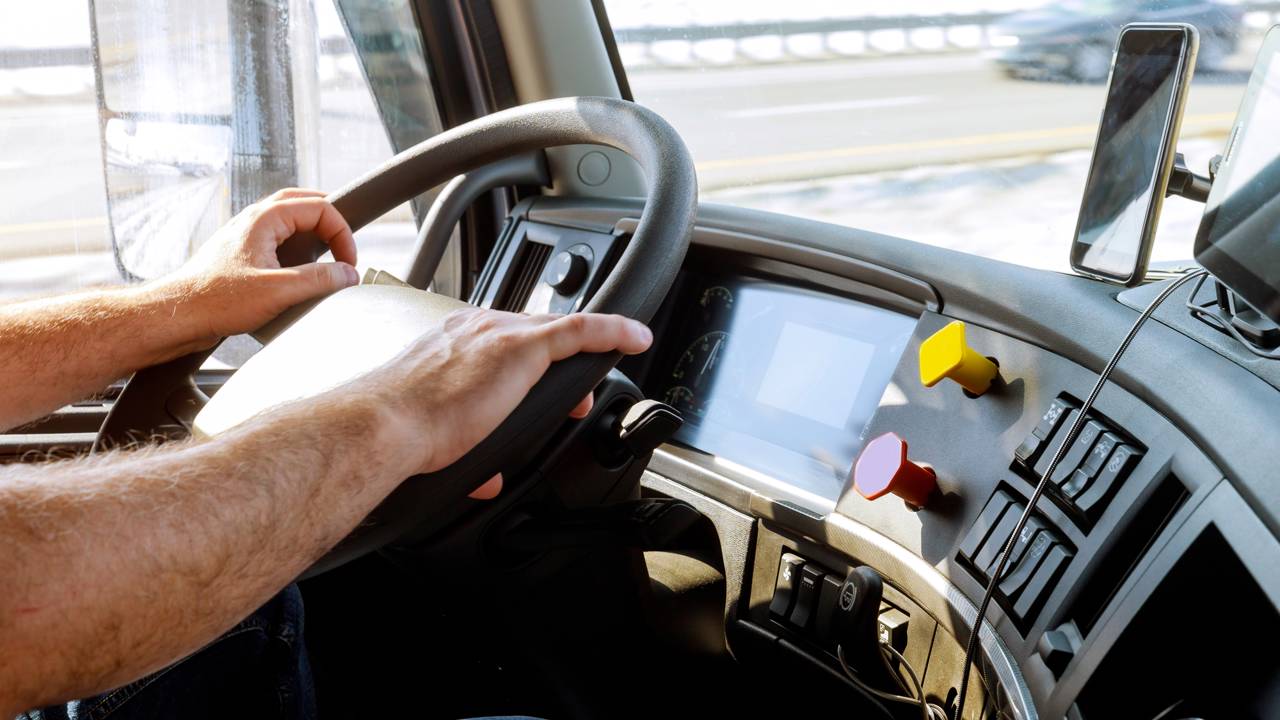 Motoristas das categorias C, D e E enfrentam novas regras com exame toxicológico obrigatório e multas altas