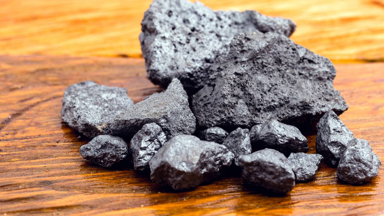 Pouco conhecido, mas essencial: esse metal é usado em aviões, foguetes, implantes e superligas