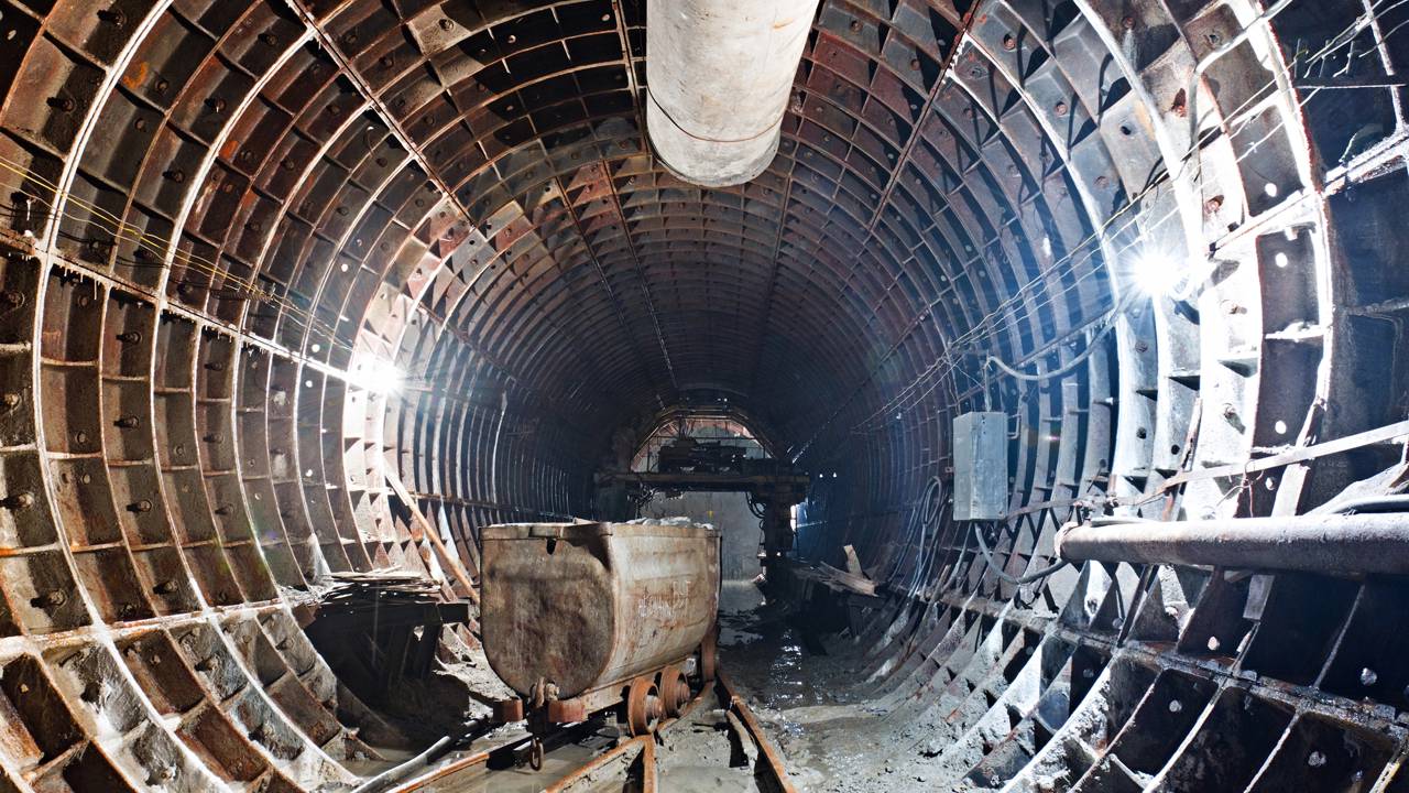 Projeto de infraestrutura de transporte de alta velocidade conectando centros urbanos