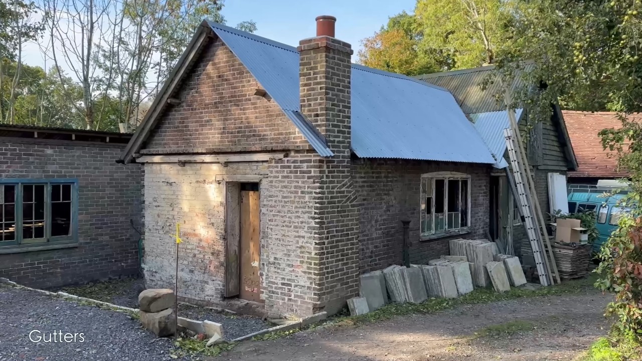 Oficina abandonada há 100 anos vira espaço criativo com marcenaria, metal e estação de energia portátil