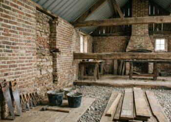 Oficina abandonada há 100 anos vira espaço criativo com marcenaria, metal e estação de energia portátil