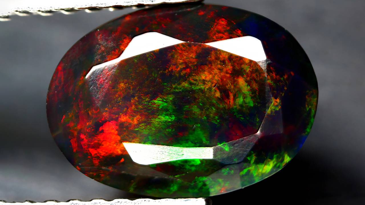 A pedra preciosa que muda de cor sozinha e encanta colecionadores com seu brilho raro e delicado