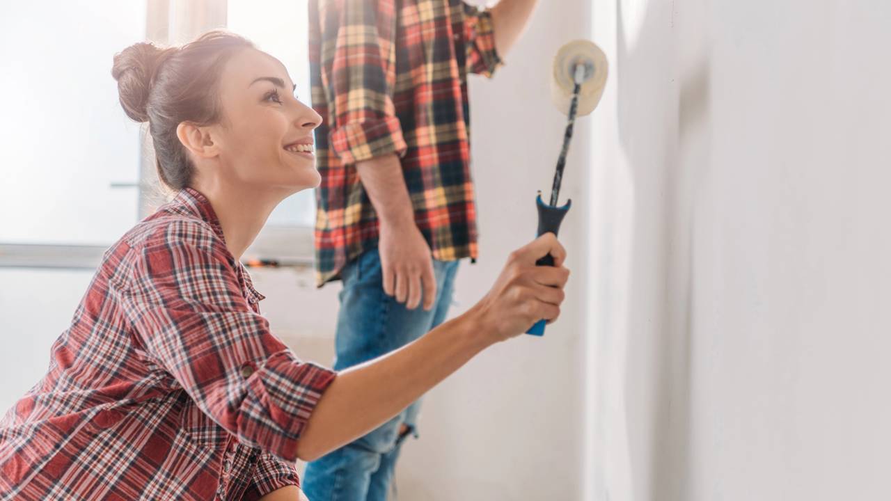 As cores de parede que serão tendência em 2026 e como usá-las para deixar sua casa mais moderna