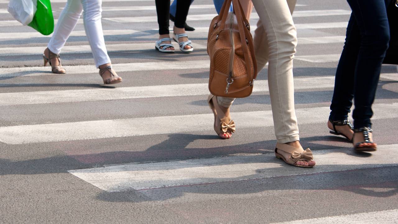 Muita gente não sabe, mas pedestre também pode levar multa por atitudes arriscadas no trânsito