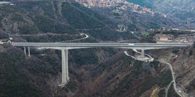 A ponte com pilares absurdamente altas: Veja de cima a passagem emblemática que se tornou um marco no país