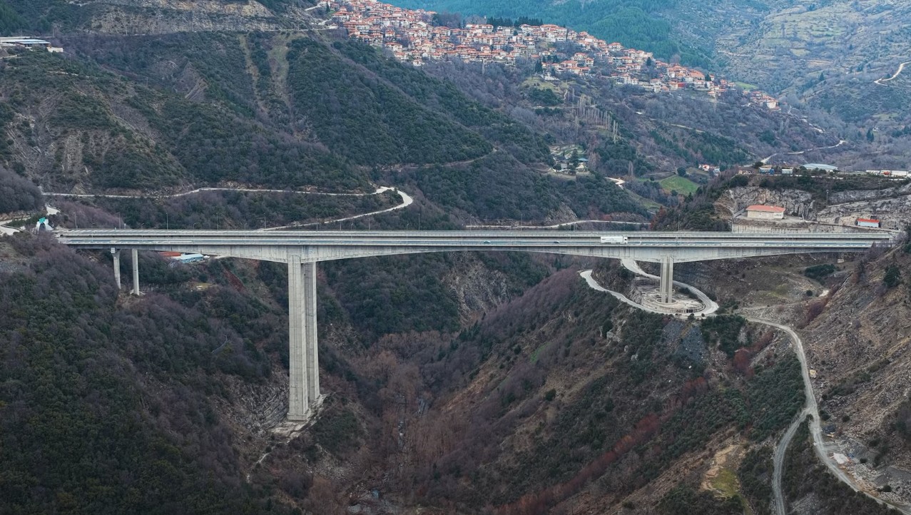 A ponte com pilares absurdamente altas: Veja de cima a passagem emblemática que se tornou um marco no país